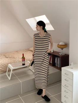 2023 Летнее Новое Вязаное длинное платье без рукавов в корейском стиле свободного кроя в полоску для женщин в корейском стиле