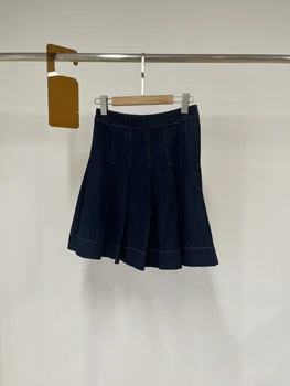 Вышитая плиссированная джинсовая юбка-полукомбинезон, сладкая и пряная девчушка и винтажный аромат - все в одной короткой юбке